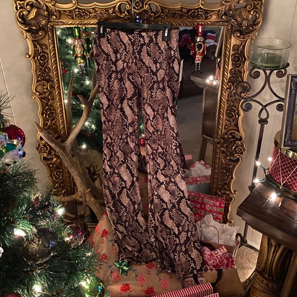 NWT No Boundaries snakeskin flare leggings